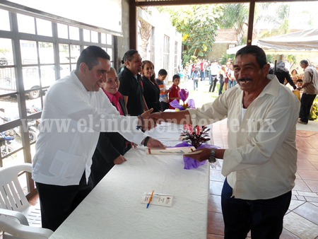 Tesorero César Palafox felicitó a egresados del INEA