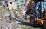 Con empedrado ahogado pavimentan calle Santa Julieta, en Peñitas