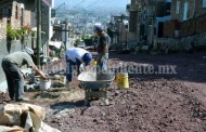  Avanzan en los trabajos de pavimentación de la calle Luis Amezcua