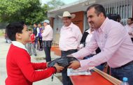 Ángel Macías entregó útiles escolares, batas y material de limpieza a infantes