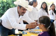 Ángel Macías realizó entrega de anteojos del programa “Ver bien para aprender mejor”