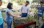 Tangancícuaro capacitó a estudiantes en la elaboración de composta doméstica