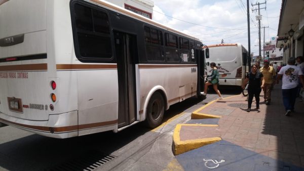 Transportistas trabajaran por disminuir emisiones contaminantes de aire