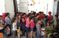 Felices niños de comunidades con el programa de “Cine comunitario”