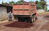 Mejoran caminos sacacosechas en Tangancícuaro