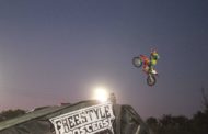 Disfrutan familias a lo grande espectáculo de motociclismo freestyle