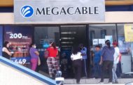 Empresa Megacable sin filtros de seguridad en ingreso a sus instalaciones; gente se aglomera