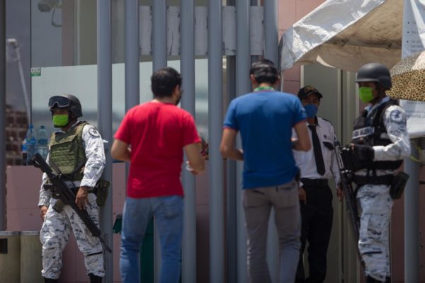 Refuerzan seguridad en hospitales de Michoacán