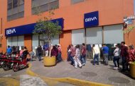 Pese a restricciones sanitarias, no existe la sana distancia en bancos