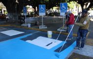 Balizan 5 cajones de estacionamiento para discapacitados en el centro de la ciudad