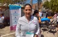 Ivonne Pantoja acerca servicios de su casa de Enlace a comunidad El Sauz de Abajo