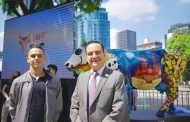 Carlos Soto acompaña y respalda a ganador de Cow Parade en ciudad de México