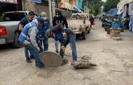 SAPAZ realiza labores de desazolve en calle Ávila Camacho