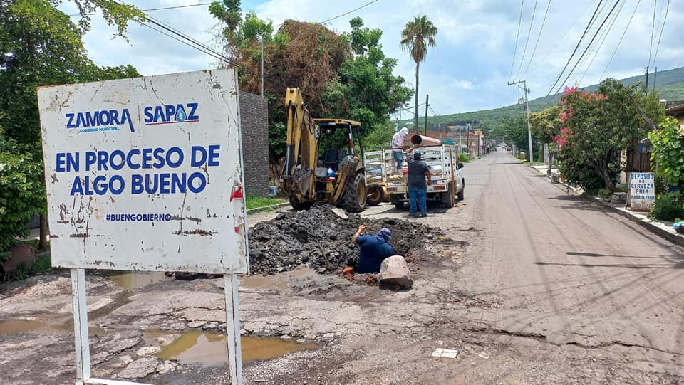 SAPAZ repara colector general sanitario de calle Central en Linda Vista