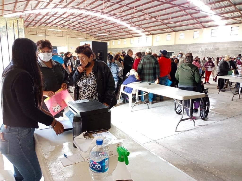 Entregan pensión a los adultos mayores en Tangancícuaro