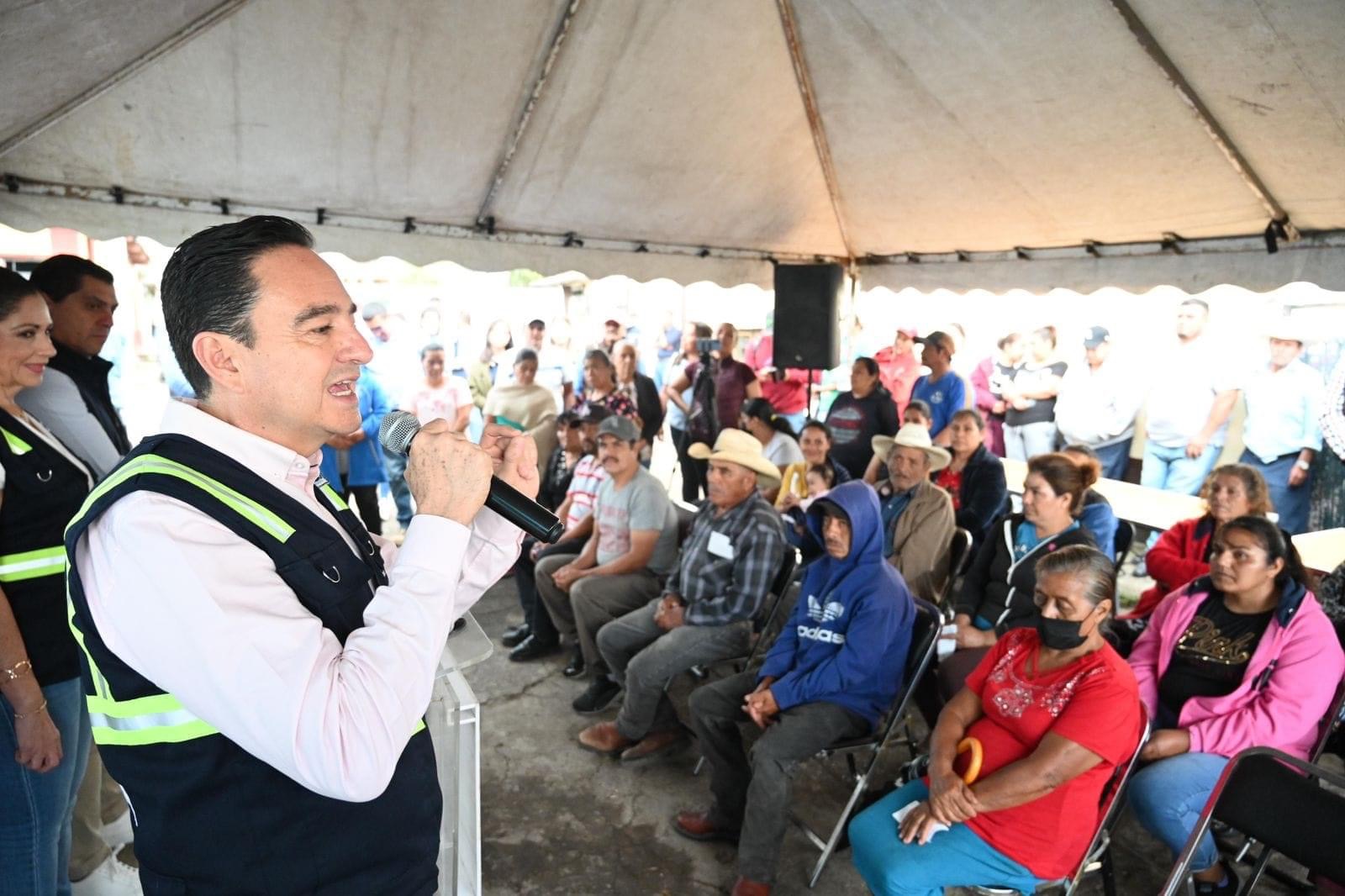 Presidente Carlos Soto se compromete a dotar de agua potable a habitantes de Canindo