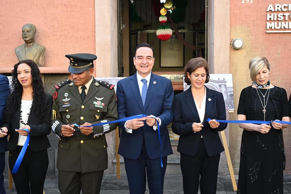 Montan exhibición de fotografías históricas en el Archivo Municipal