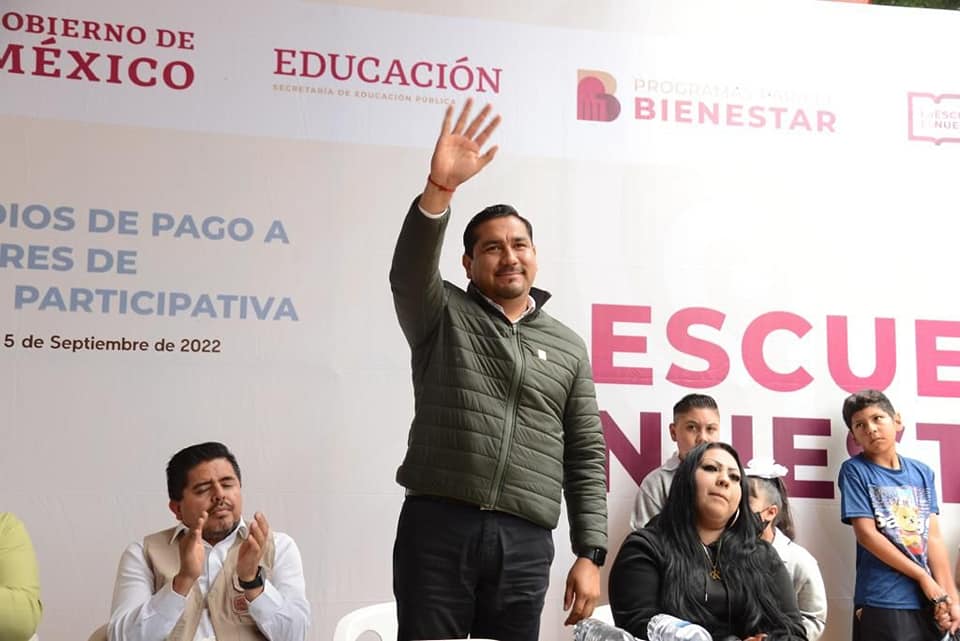 Miguel Ramos recibe apoyos de “La Escuela es Nuestra” para Chilchota