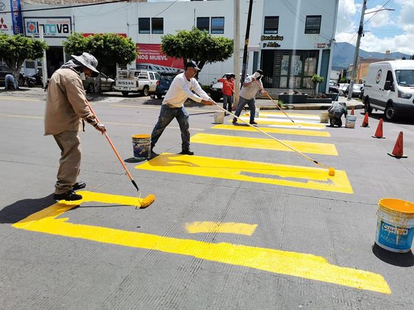 Realizan balizamiento en avenida 5 de Mayo de Virrey de Mendoza a Juárez