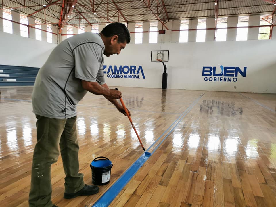 Pintan canchas de voleibol y basquetbol del auditorio de la unidad deportiva El Chamizal