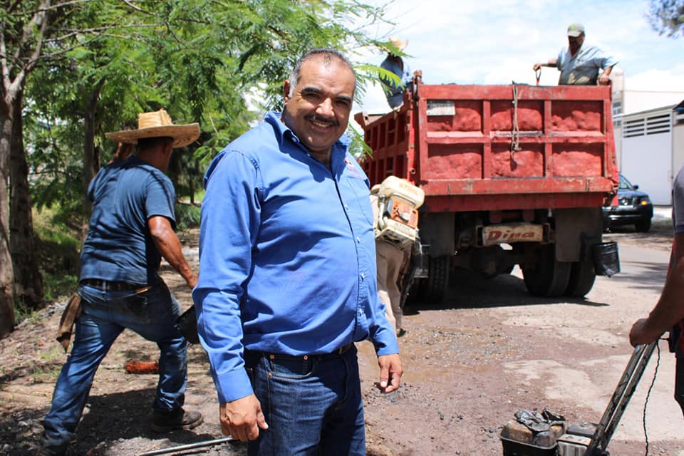 Realizan labores de bacheo en la rúa Tamándaro-La Planta