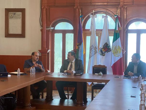 El presidente Dr. David Melgoza Montañez presenta el proyecto de rehabilitación del parque nacional Lago de Camécuaro