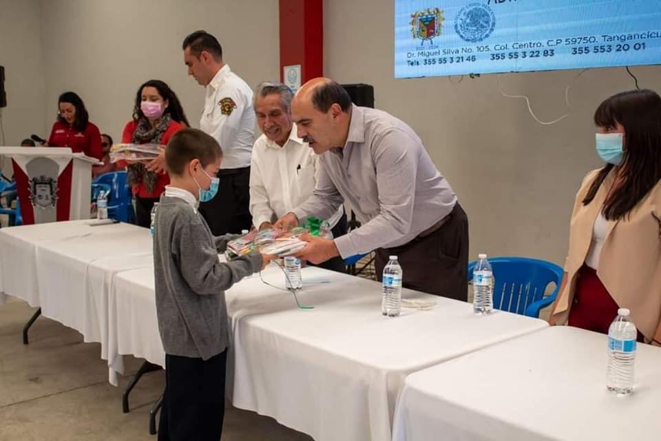 Entregan útiles escolares a alumnos de escuelas en Tangancícuaro