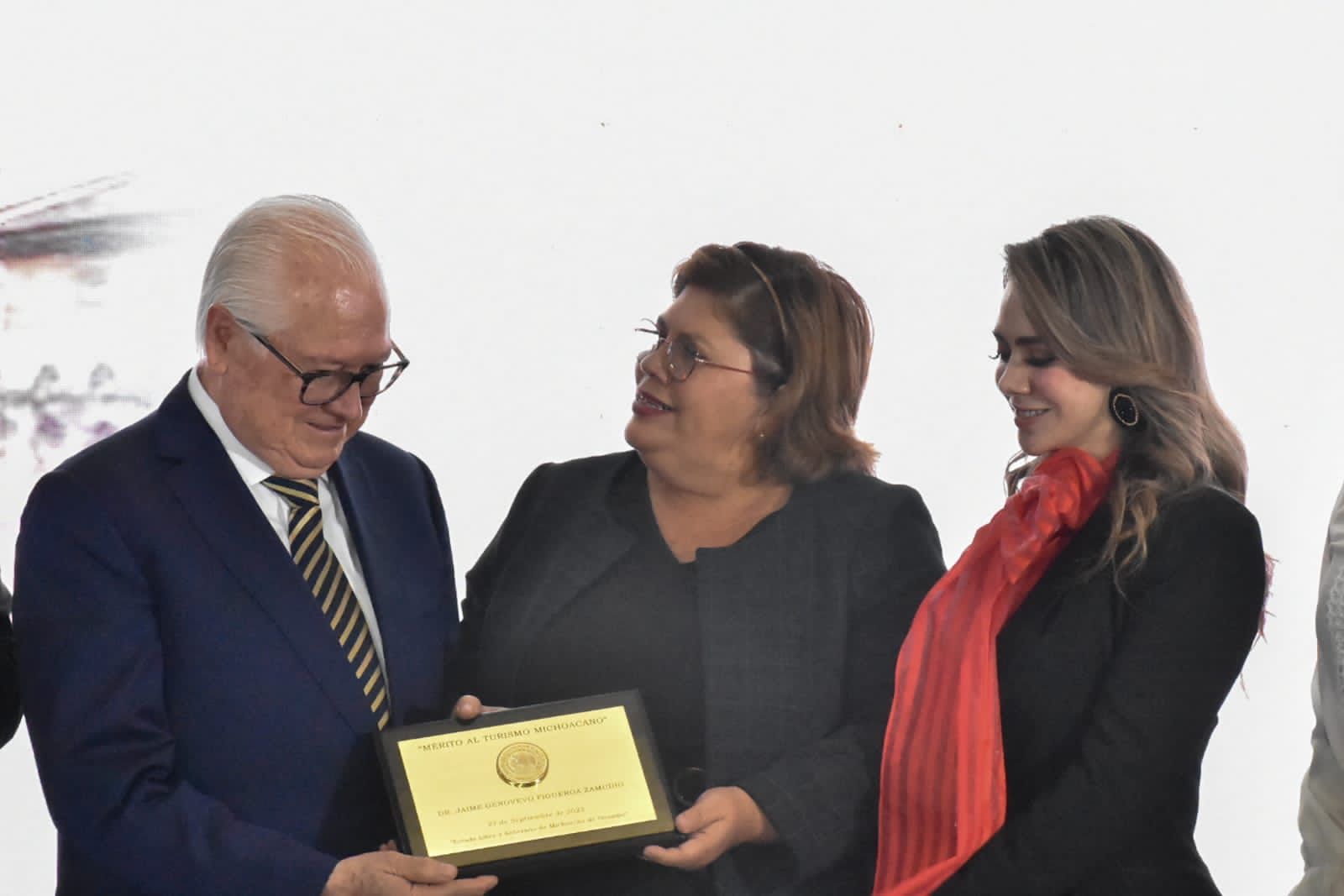 Entrega 75 Legislatura la primera Condecoración al Mérito al Turismo Michoacano, al exgobernador Genovevo Figueroa