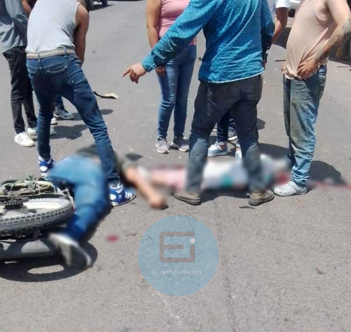 Dos hermanitos muertos y sus padres heridos, tras ser arrollados en su motocicleta en Jacona