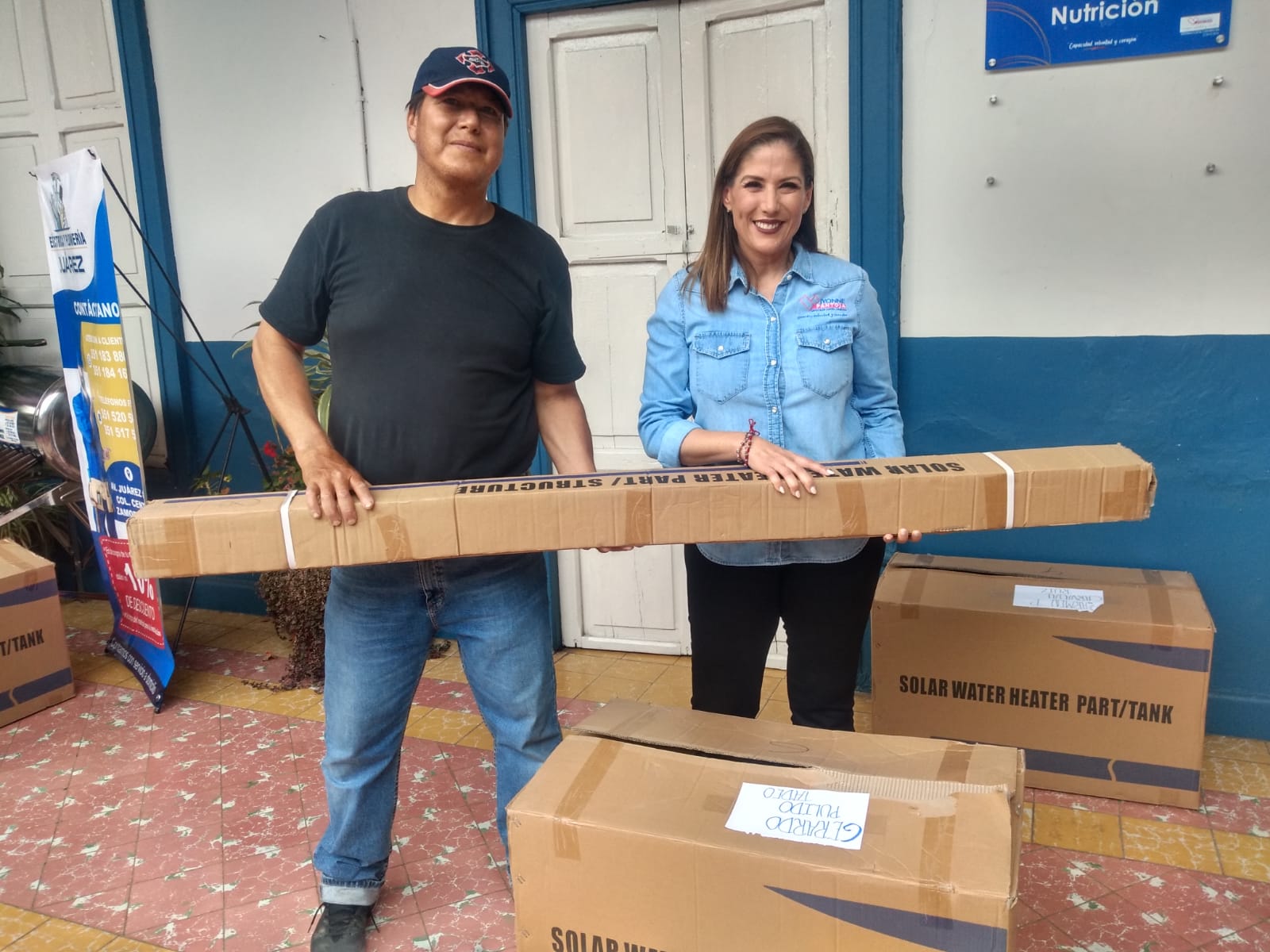 Ivonne Pantoja realizó la segunda entrega de calentadores solares