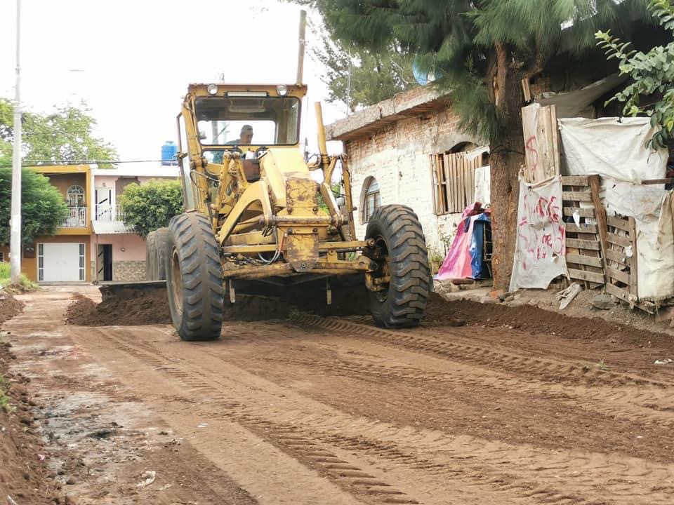 Obras públicas nivela calles en colonia El Sacrificio