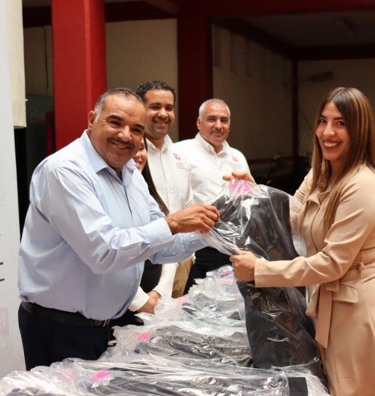 Isidoro Mosqueda entrega uniformes a personal administrativo del municipio