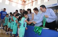 Carlos Soto otorga medallas a niños que participaron en torneo estatal de baloncesto