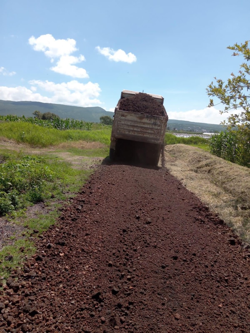 Obras públicas mejora 5 kilómetros caminos sacacosechas en La Ladera