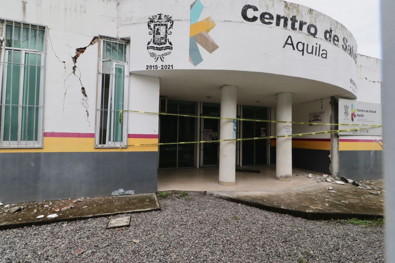 *Instruye Bedolla revisión al Centro de Salud de Aquila cerrado por daños postsismo*