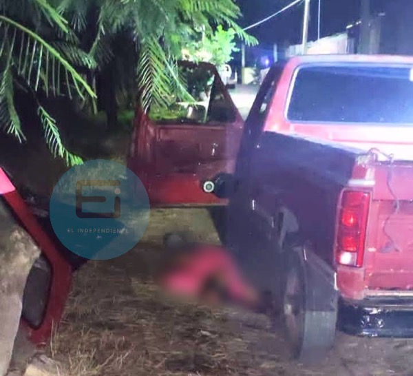 Mientras reparaba su camioneta, hombre es asesinado en Chaparaco