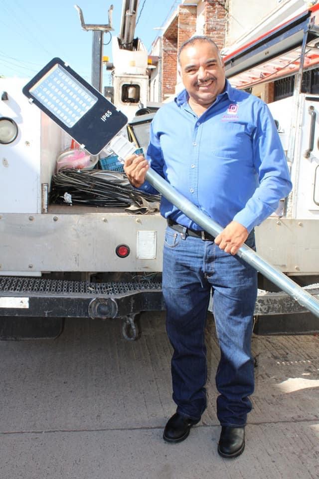 Alcalde de Jacona supervisa trabajos de instalación de 100 luminarias LED