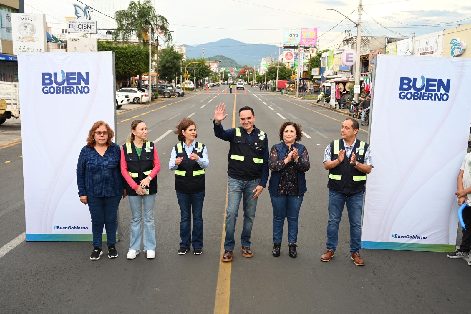 Carlos Soto inauguró nuevo reencarpetado en avenida 5 de Mayo