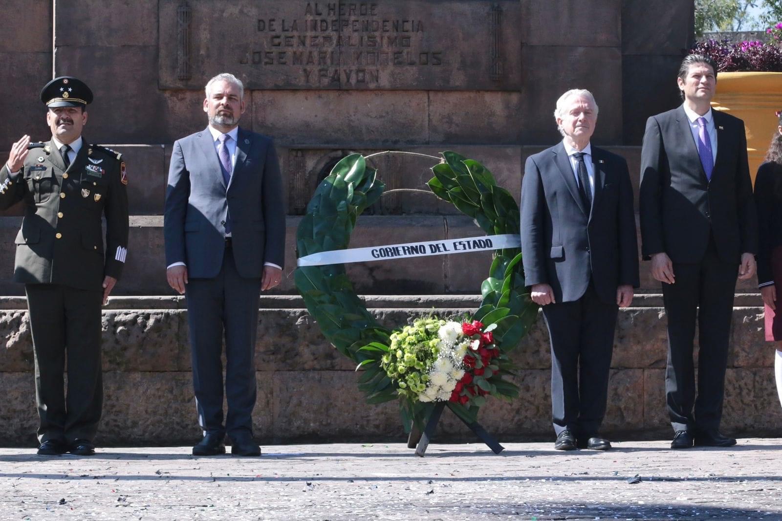 Deposita Gobernador ofrenda en monumento de Don José María Morelos y Pavón