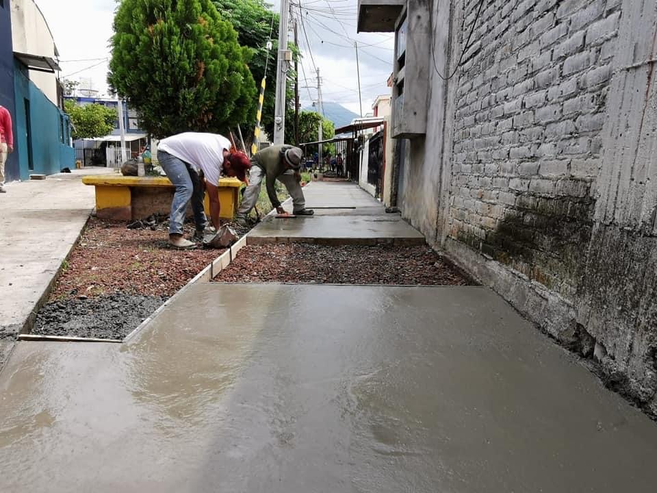 Construyen nuevas banquetas en Andador Caoba