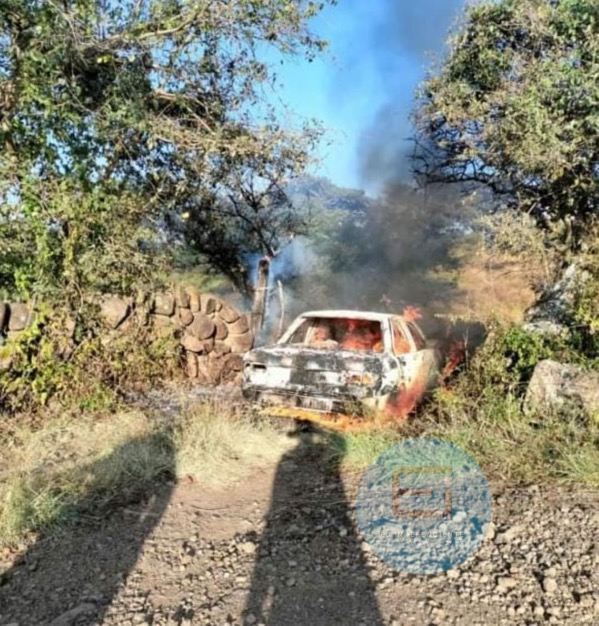 Localizan cadáver encajuelado dentro de un auto calcinado, en Tangamandapio