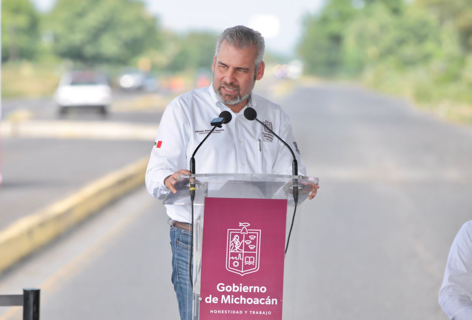 *Arranca Bedolla rehabilitación de tramos carreteros en Tierra Caliente*