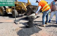 Realizan bacheo en tramos carreteros de Tangancícuaro