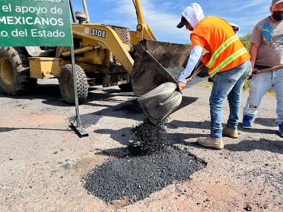 Realizan bacheo en tramos carreteros de Tangancícuaro