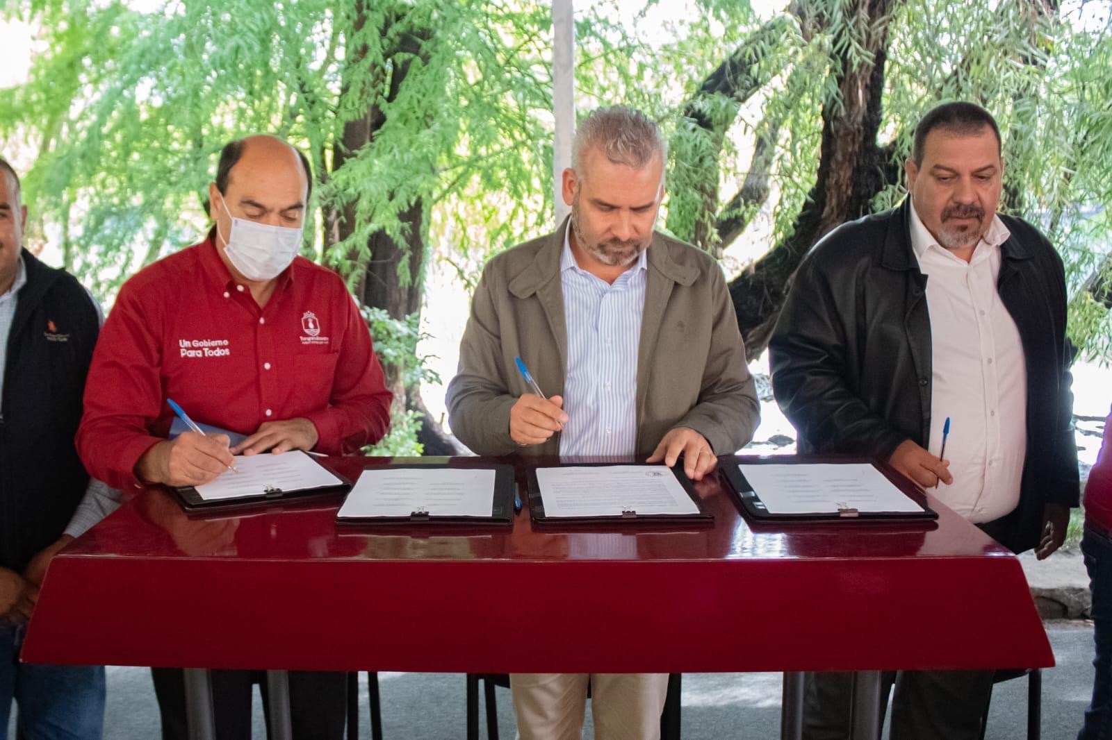 Avanza Tangancícuaro en el saneamiento del río Santuario