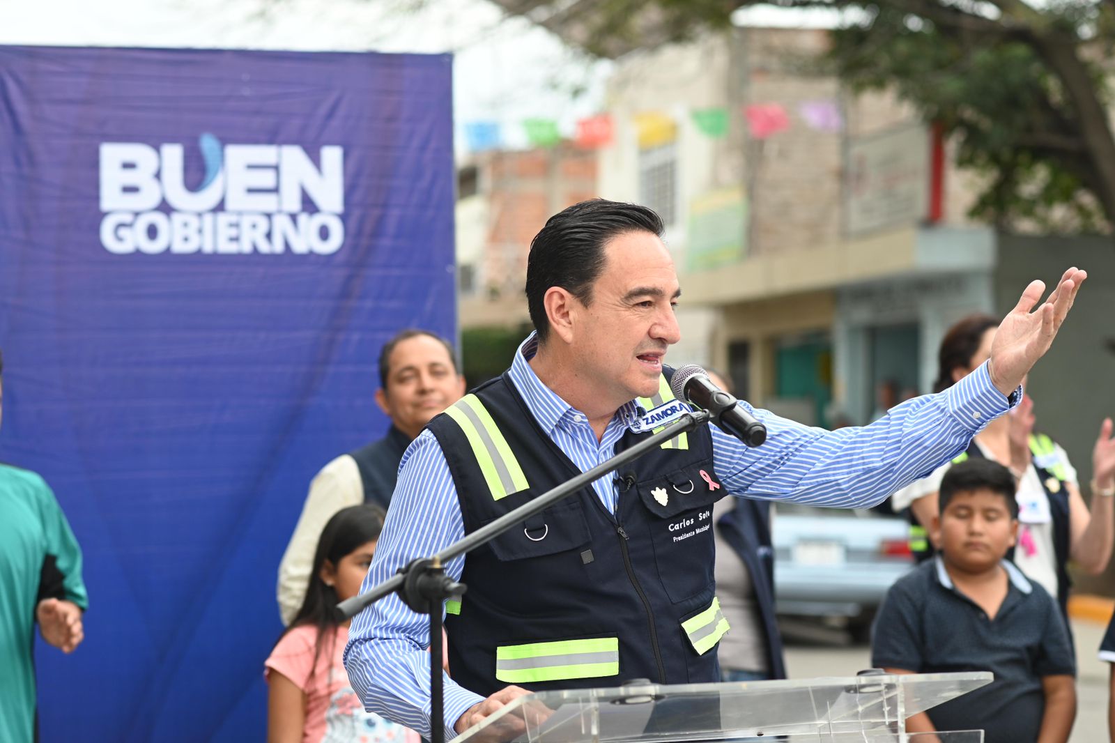 Carlos Soto entrega línea de conducción en calle Michoacán y Miguel Silva