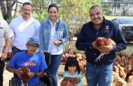 Isidoro Mosqueda entregó a beneficiarios más de 200 gallinas ponedoras