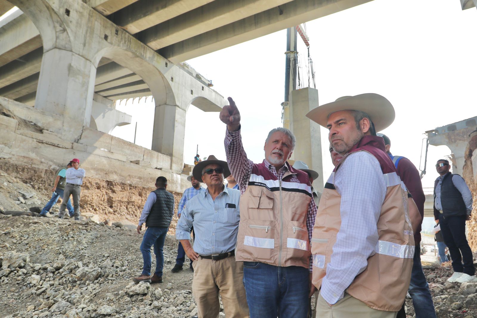 *Supervisa Bedolla construcción del Distribuidor Vial salida a Mil Cumbres y pide acelerar la obra*