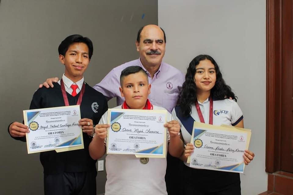 El Dr. David Melgoza Montañez entrega reconocimiento a los participantes del encuentro de oratoria