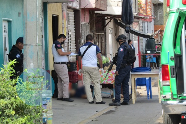 Hombre es asesinado en puesto de venta de verduras en la avenida Juárez